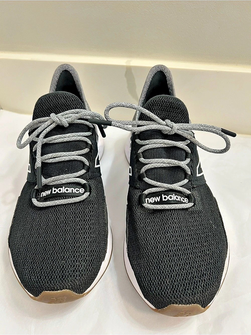 New Balance Fresh Foam Roav Black & White Athletic Shoes US 8.5